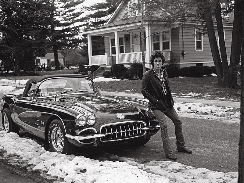 Dia de Inverno  Bruce Springsteen na icônica foto ao lado de um Corvette, em fevereiro de 1978, em Haddonfield, Nova Jersey