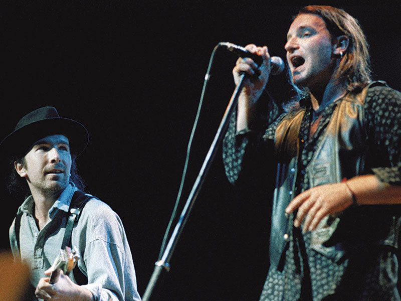 Jovens Guerreiros  The Edge e Bono em 1987 no show de abertura da turnê de The Joshua Tree, no campus  da Arizona State University