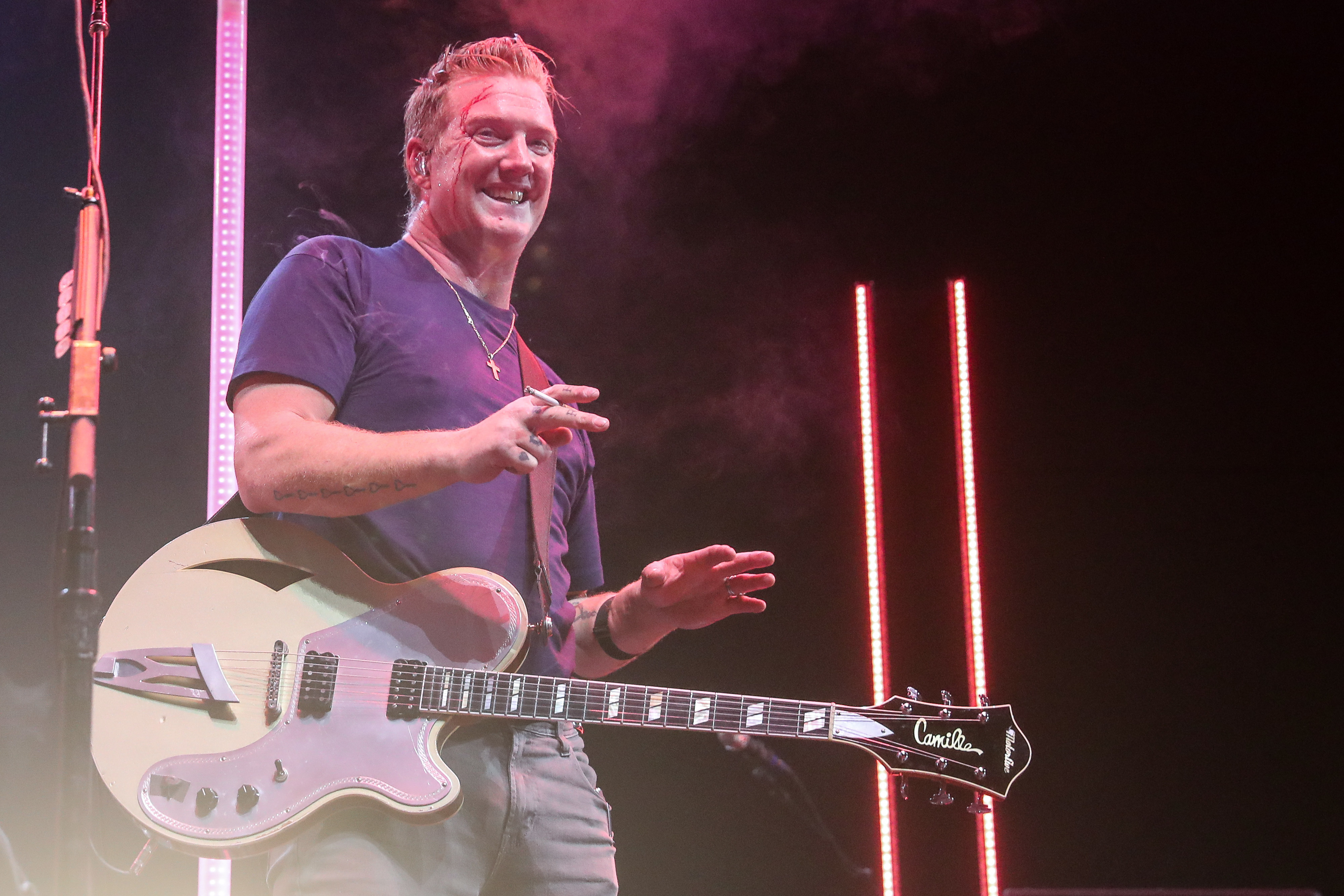 Josh Homme com a testa cortada (segunda relatos, por ele mesmo) durante show especial de Natal do Queens of the Stone Age na Califórnia, nos Estados Unidos