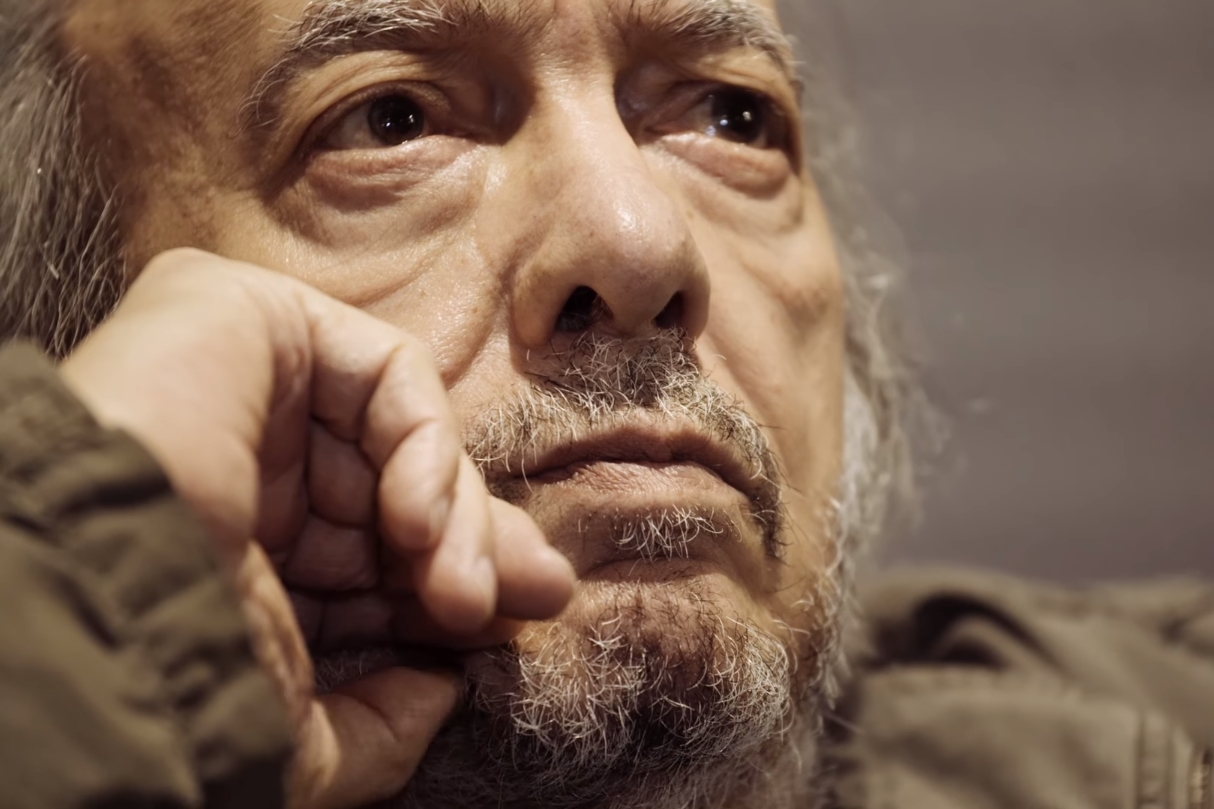 O cantor Erasmo Carlos no teaser do single “Não Existe Saudade no Cosmos”