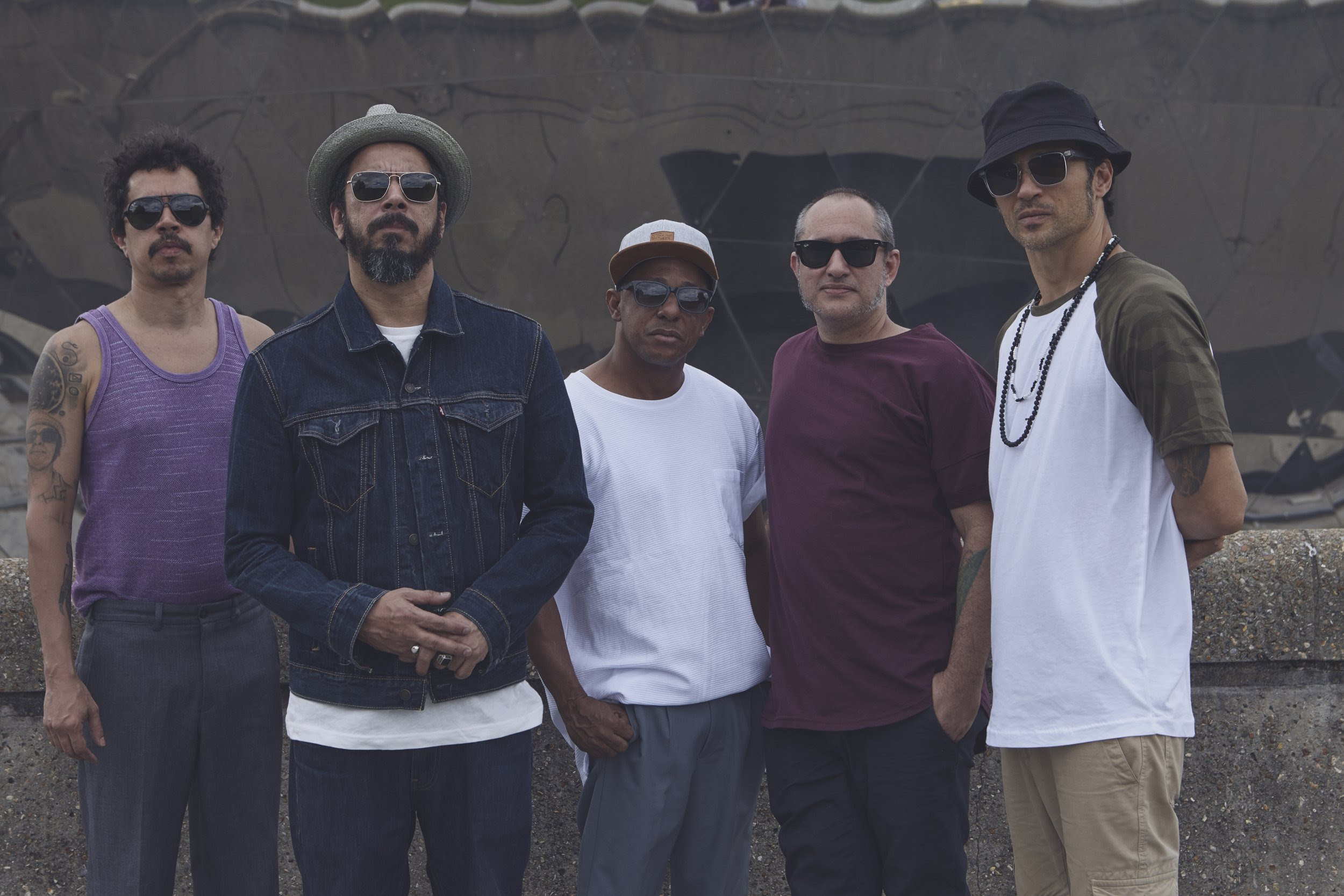 Jorge Du Peixe (voz), Lúcio Maia (guitarra), Dengue (baixo), Pupillo (bateria), Toca Ogan (percussão), Marcos Matias, Tom Rocha e Da Lua (alfaias) formam o Nação Zumbi