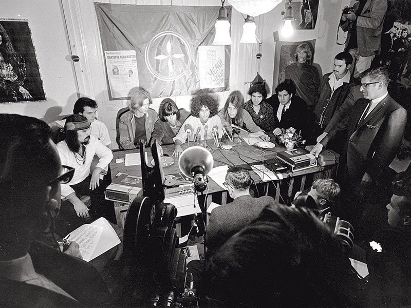 Viagem Longa  Junto a empresários e advogados, o Grateful Dead reuniu jornalistas na casa onde vivia para falar sobre a prisão por porte de maconha, em 1967. A história, escrita por Jann S. Wenner, apareceu na primeira edição da revista.