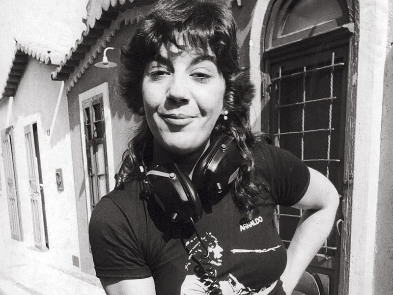 Sempre Ativa  Sonia, na década de 1970, mostrando o LP Singin’ Alone, de Arnaldo Baptista, ex-membro da banda Os Mutantes