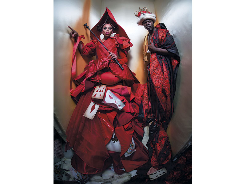 Caracterizados  Esta edição, que “recria” a história de Alice no País das Maravilhas, reúne um grande elenco de celebridades, como o ator, cantor e drag queen RuPaul (Rainha de Copas) e o ator Djimon Hounsou (Rei de Copas)