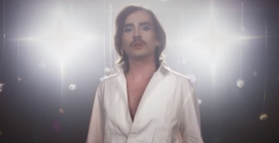 Johnny Hooker no clipe Flutua
