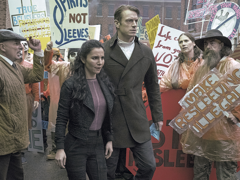 Outros Desafios  Martha e Kinnaman em cena de Altered Carbon: viver para sempre é possível