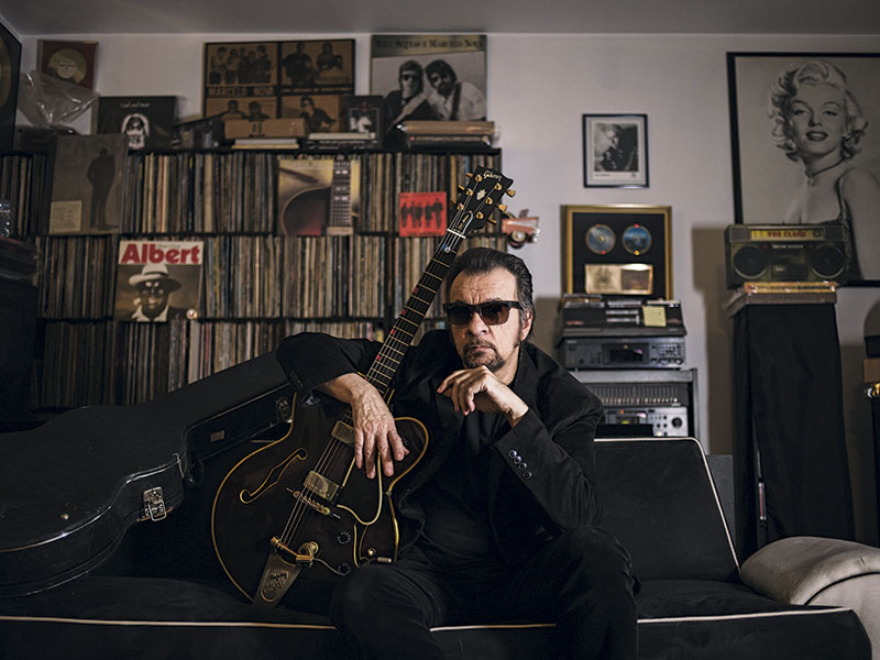 Cercado por Música  Marcelo Nova no apartamento onde mora, em São Paulo