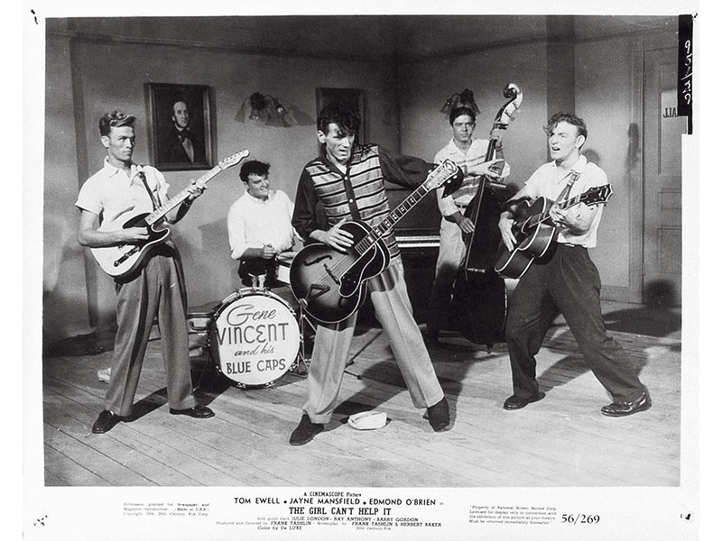 Mandando Brasa  Gene Vincent (ao centro) e a banda The Blue Caps em 1956 tocando “Be-Bop-a-Lula”