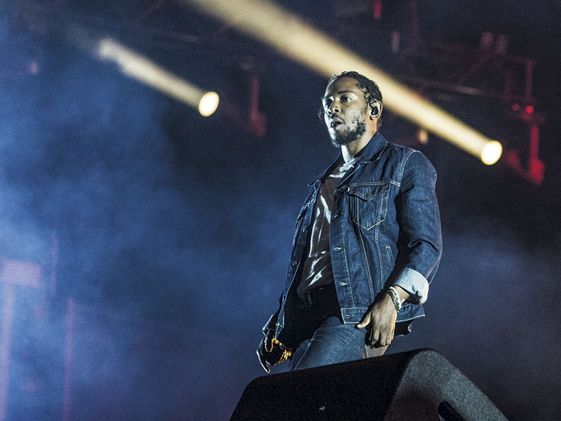 Lá fora, a produção sonora destacou canções dançantes e românticas