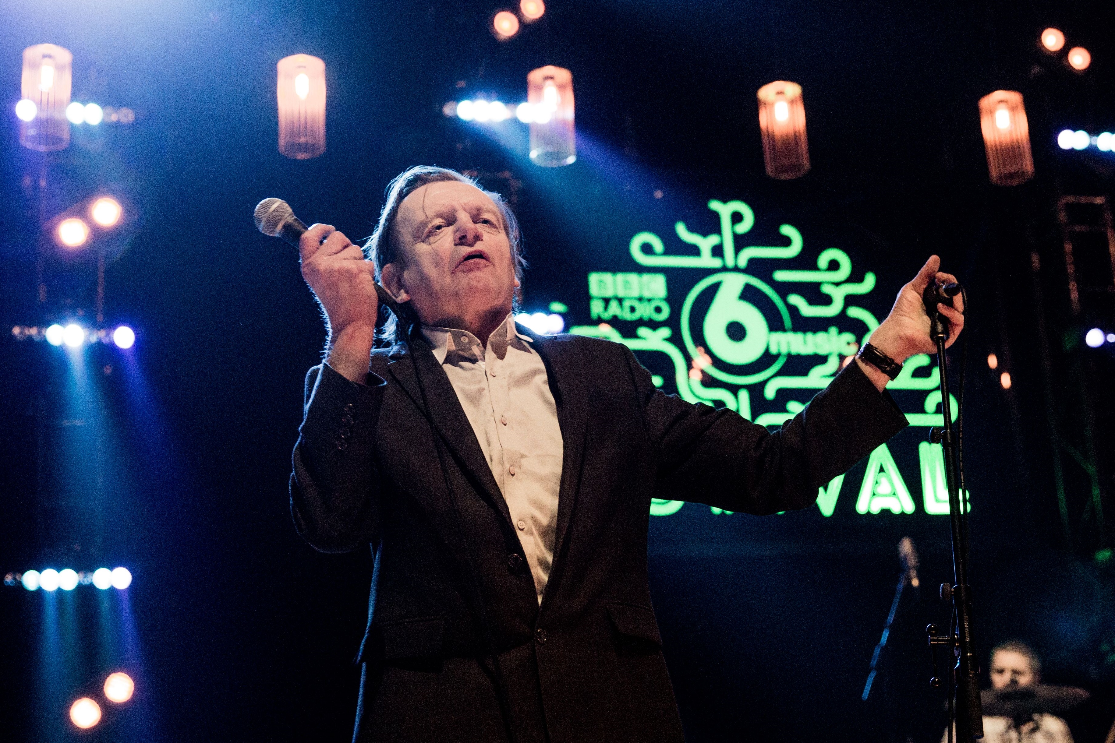 Mark E. Smith à frente do The Fall durante show em 2015