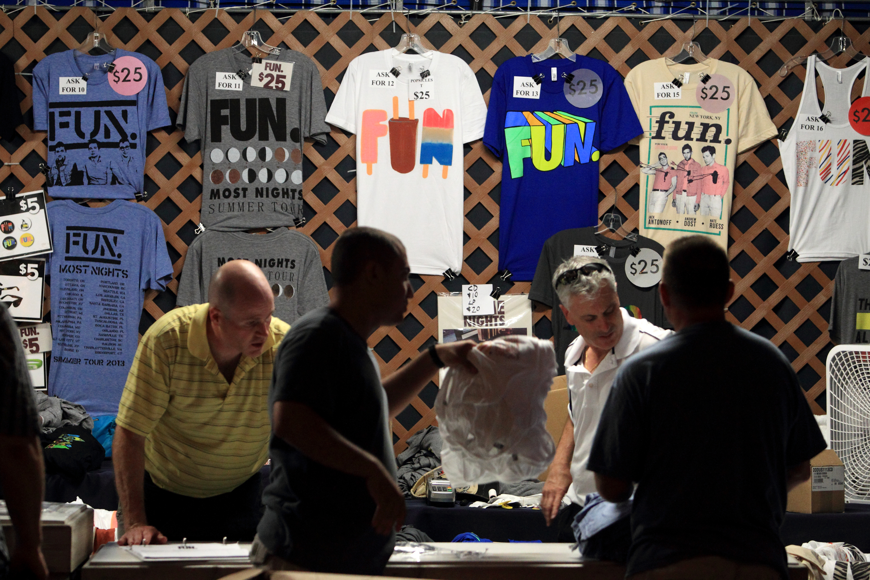 Imagem de uma lojinha para venda de merchandising em um show da banda Fun
