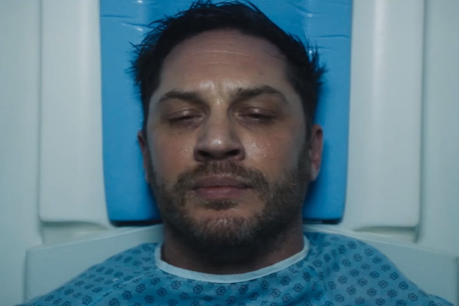 Tom Hardy dando vida ao personagem-título de Venom em cena do trailer
