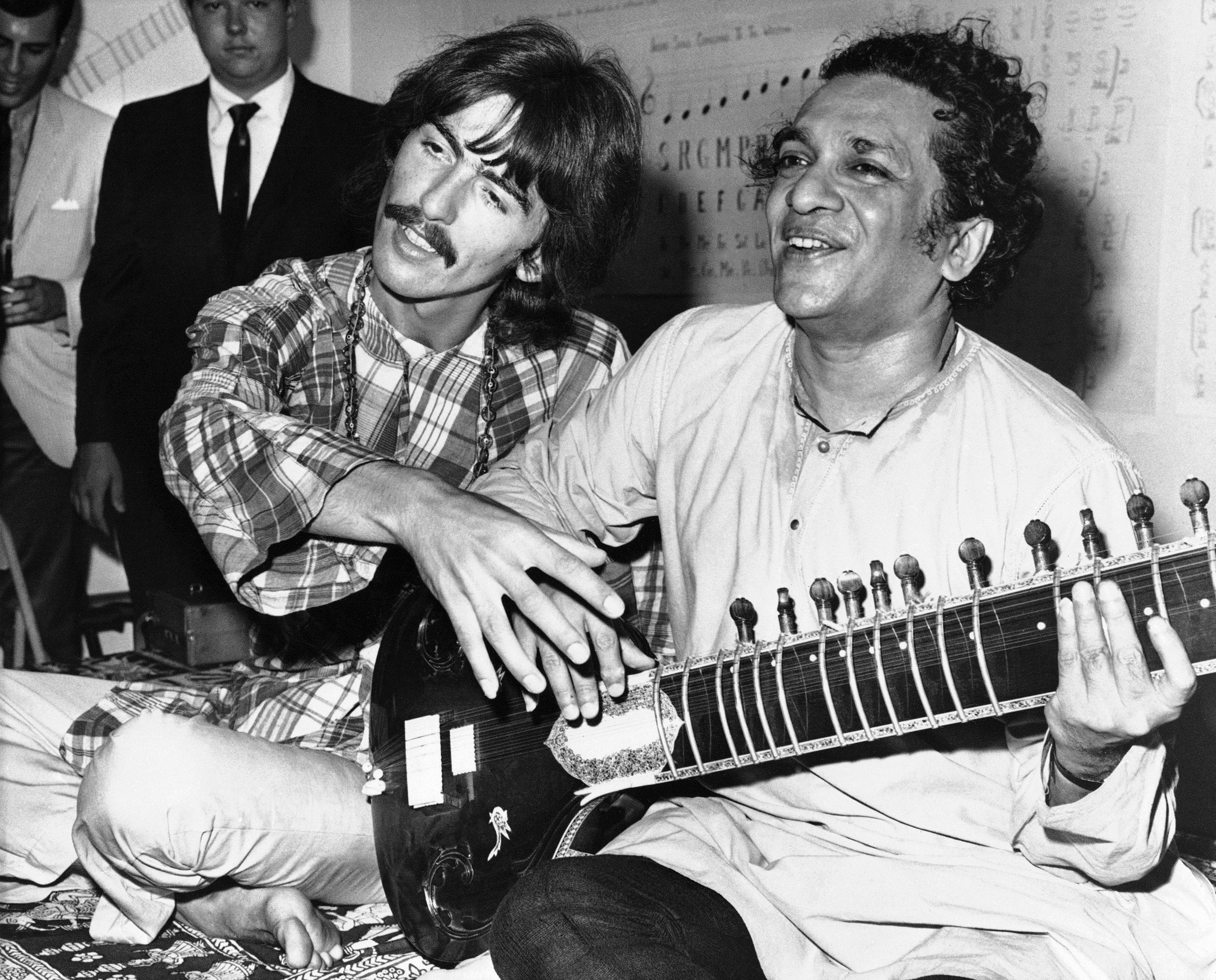 George Harrison, dos Beatles, ao lado do mentor Ravi Shankar, da Índia, em 1967