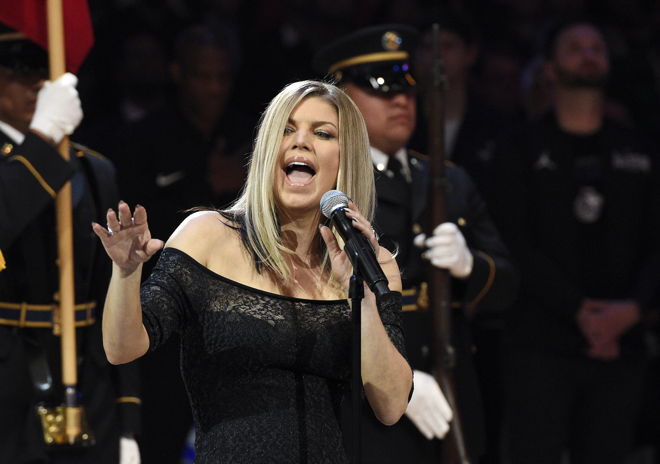 Fergie cantando o hino dos Estados Unidos durante o Jogo das Estrelas da NBA, em 2018