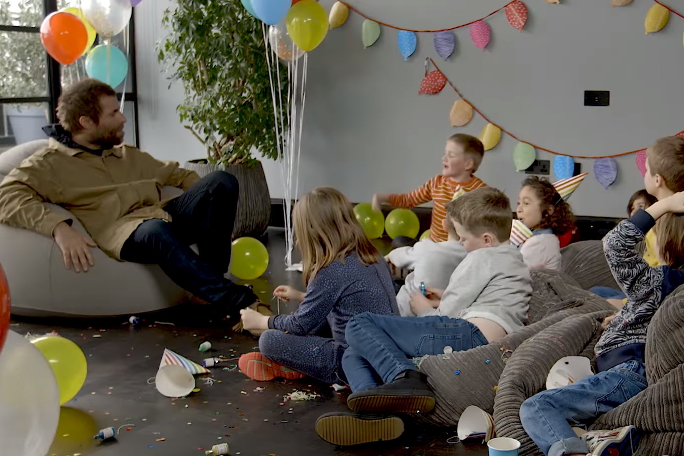 Liam Gallagher sendo entrevistado por crianças em vídeo