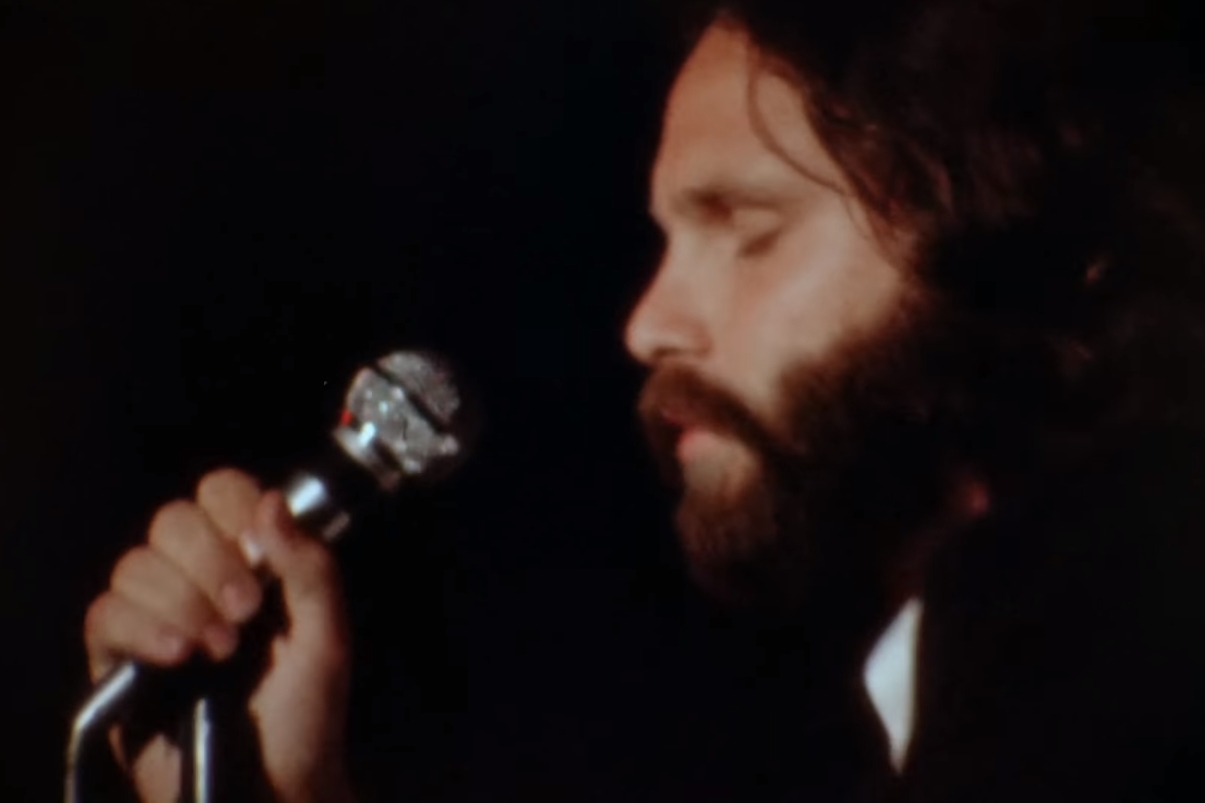 Jim Morrison à frente do The Doors no Isle of Wight Festival de 1970