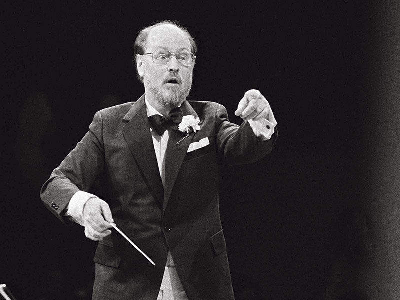 Batuta Afiada Williams rege a orquestra Boston Pops em 29 de abril de 1980, em Boston