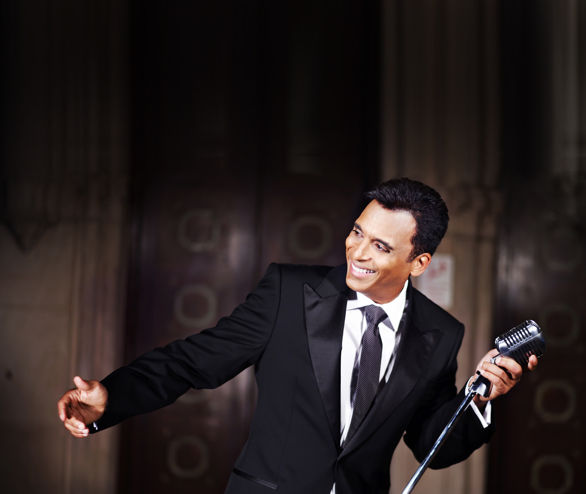 O cantor e compositor Jon Secada