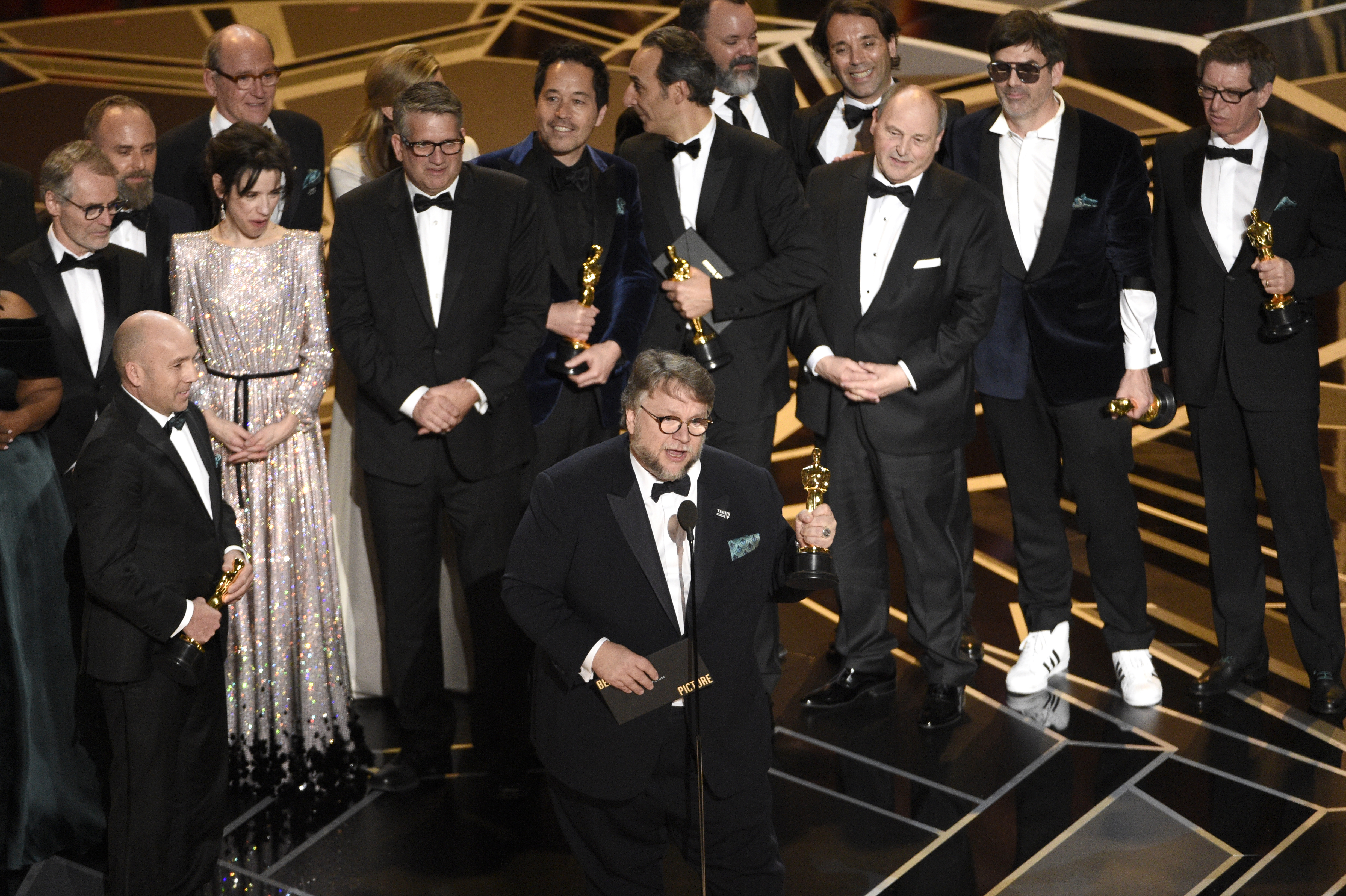 Guillermo Del Toro e elenco do filme A Forma da Água recebendo o prêmio de Melhor Filme no Oscar 2018