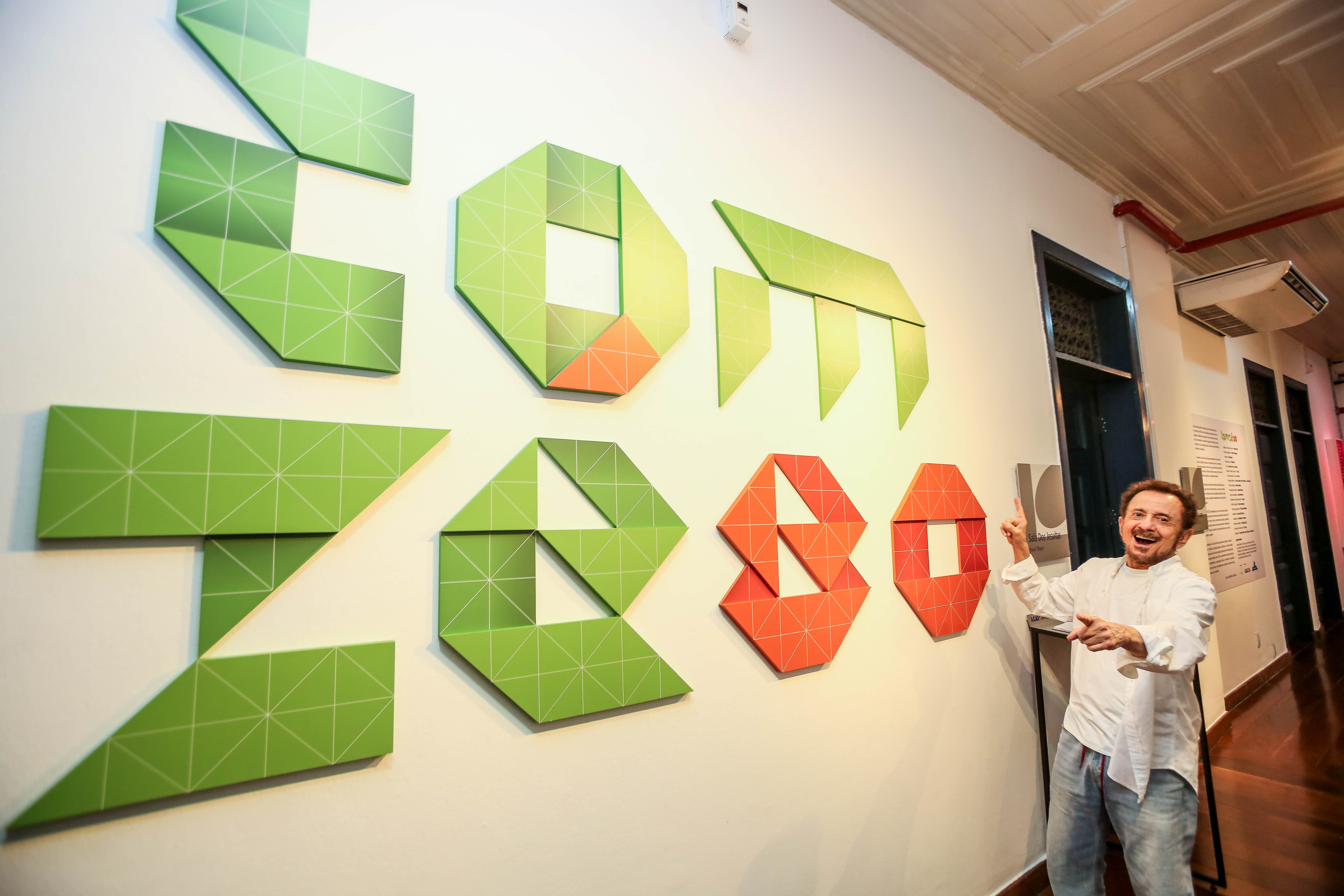 Cantor Tom Zé na exposição em homenagem aos seus 80 anos