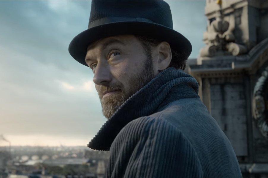 Cena do trailer de Animais Fantásticos: Os Crimes de Grindelwald, que mostra Jude Law como o professor Dumbledore
