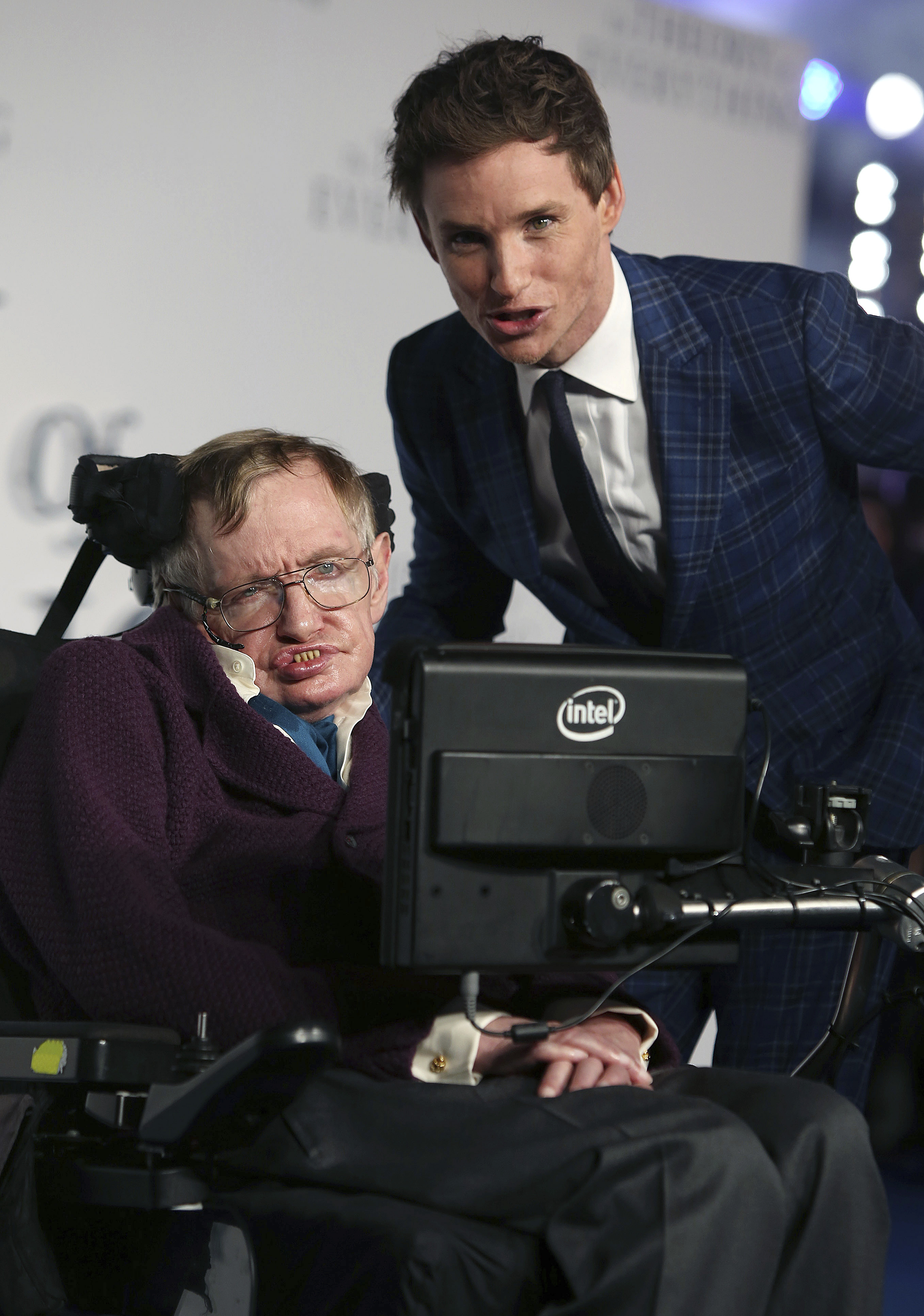 O cientista britânico Stephen Hawking com o ator Eddie Redmayne