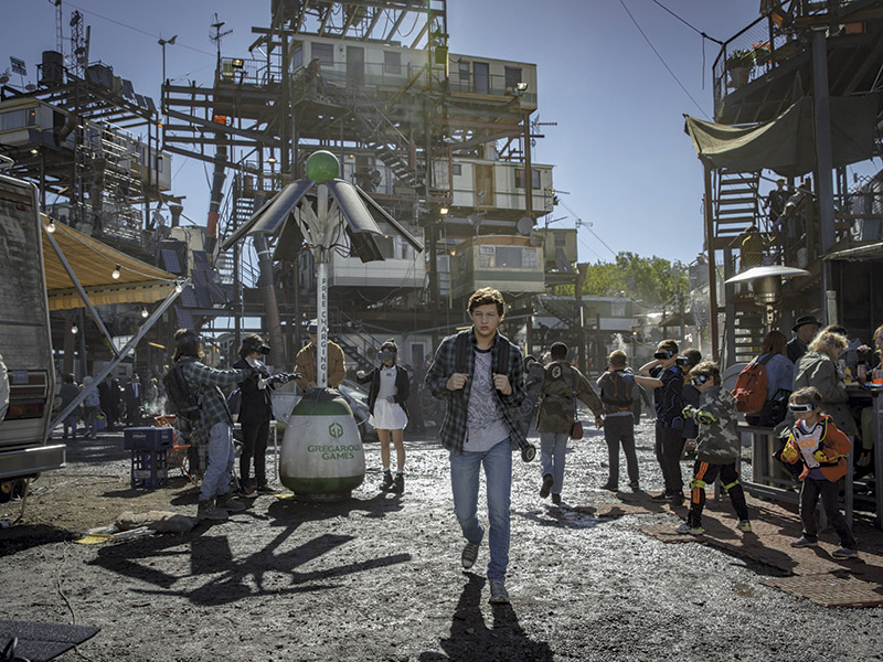 Dois Mundos  Wade Watts (Tye Sheridan) sofre quando tem que encarar o mundo real, mas se dá bem quando se torna Parzival, dentro do OASIS