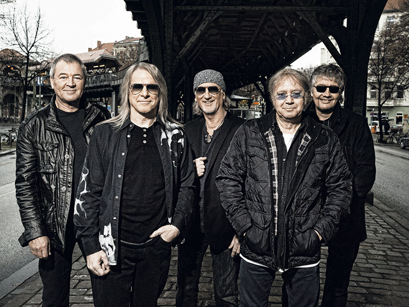 Resistentes  A banda hoje: Ian Gillan, Steve Morse, Roger Glover, Ian Paice e Don Airey (da esq. para a dir.)