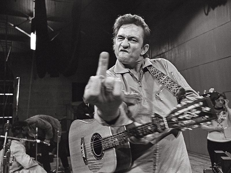 O Dedo do Meio  Em uma das imagens mais reproduzidas e imitadas da história da música, Cash, instigado por Marshall, mostra a opinião dele sobre o regime prisional norte-americano. A clássica foto foi feita em 1969, em San Quentin.