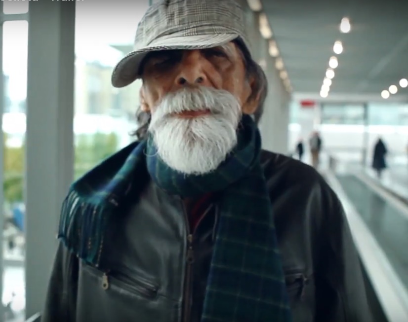 Rogério Duarte em cena de documentário sobre a vida dele