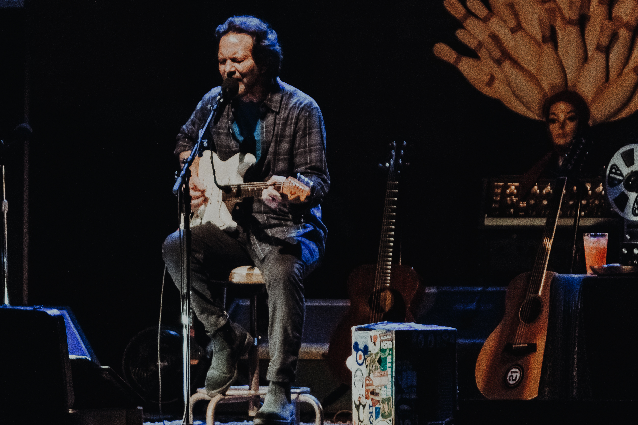 Eddie Vedder, vocalista do Pearl Jam, durante show solo no Citibank Hall, em São Paulo