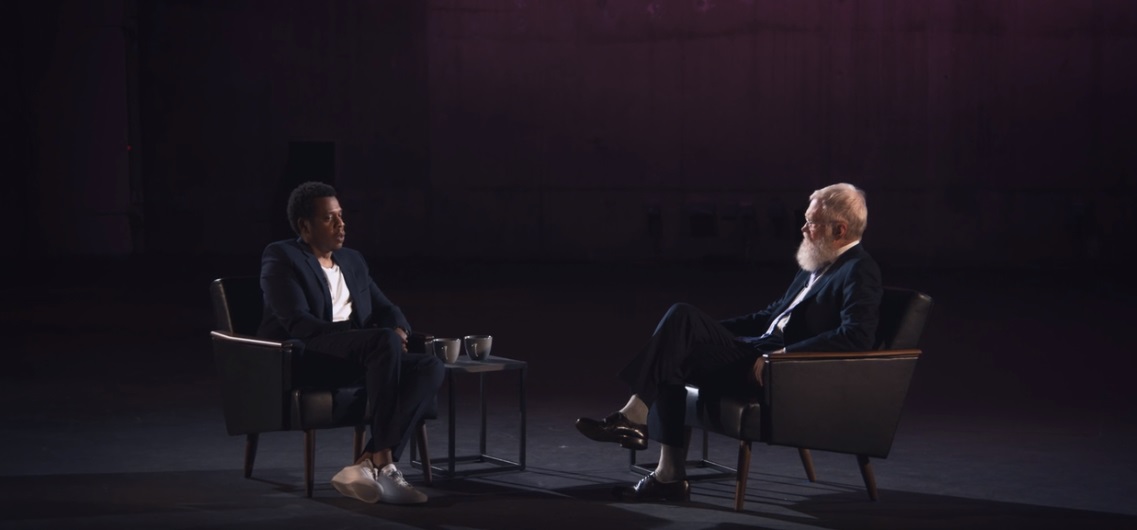 Jay-Z sendo entrevistado por David Letterman no programa My Next Guest Needs No Introduction, da Netflix