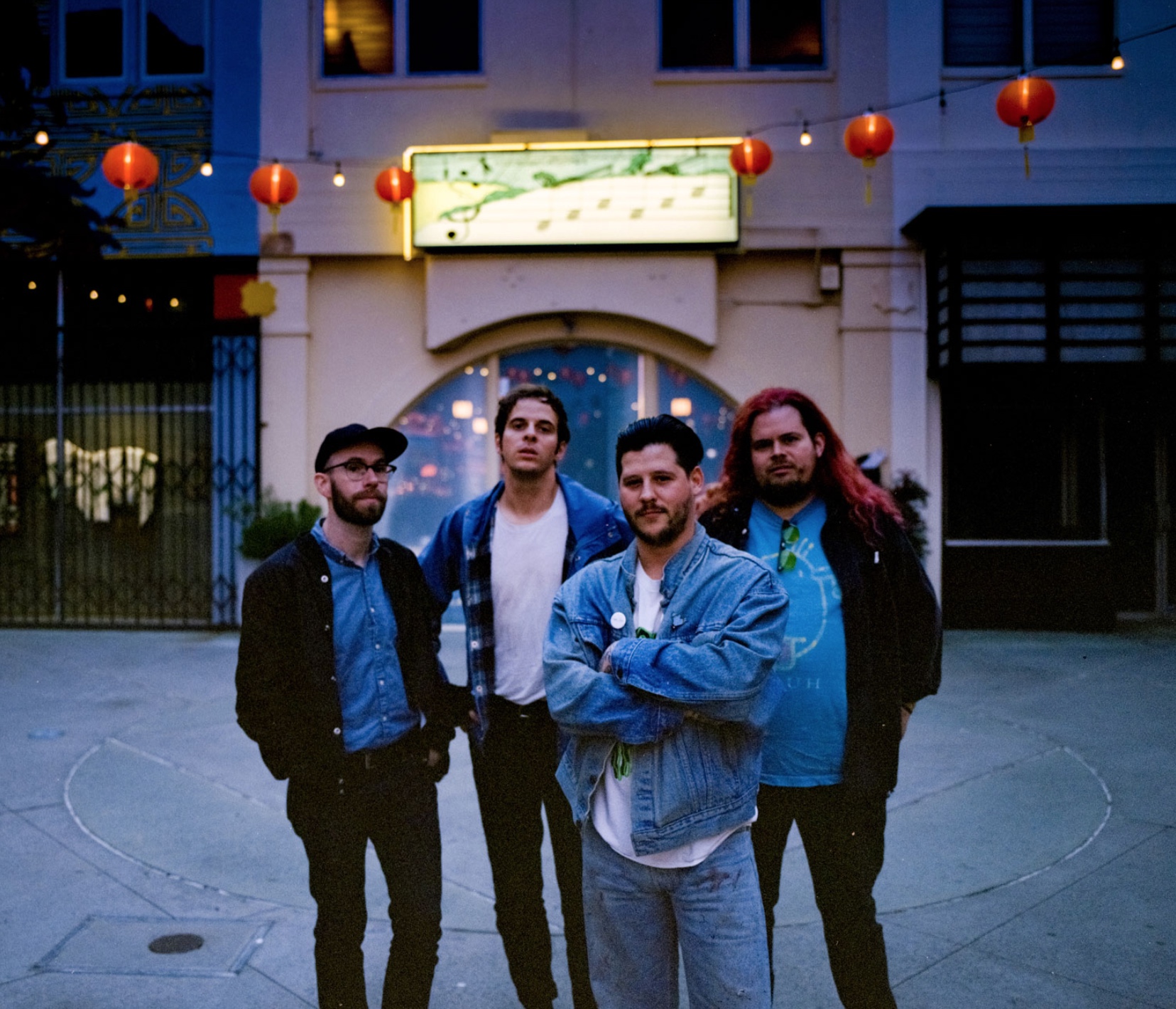 Nathan Williams (posicionado à frente) e os integrantes da banda Wavves