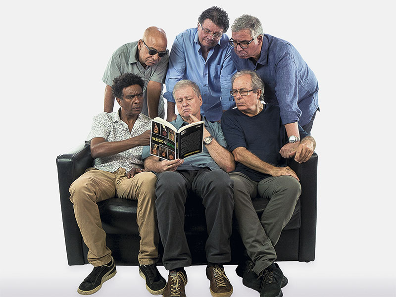 Cassetas Literatos  (Em sentido horário) Claudio Manoel, Marcelo Madureira, Hubert Aranha, Reinaldo Figueiredo, Beto Silva e Helio de la Peña fazem cara de seriedade