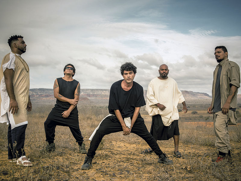 (Da esq. para a dir.) Rafael Almeida, Clayton Barros, Lirinha, Nego Henrique e Emerson Calado: Cordel