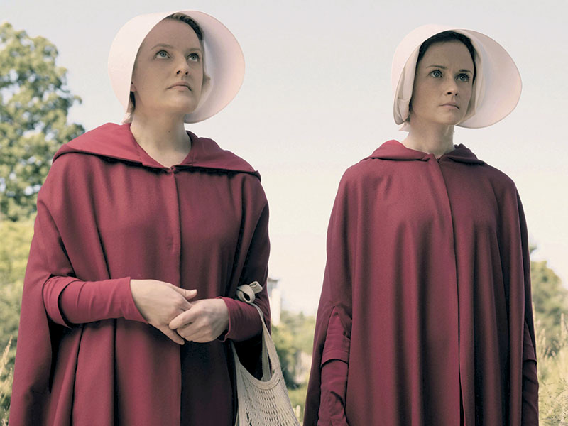 Sofrimento Sem Fim  A protagonista Elisabeth Moss, com Alexis Bledel, na primeira temporada de The Handmaid’s Tale