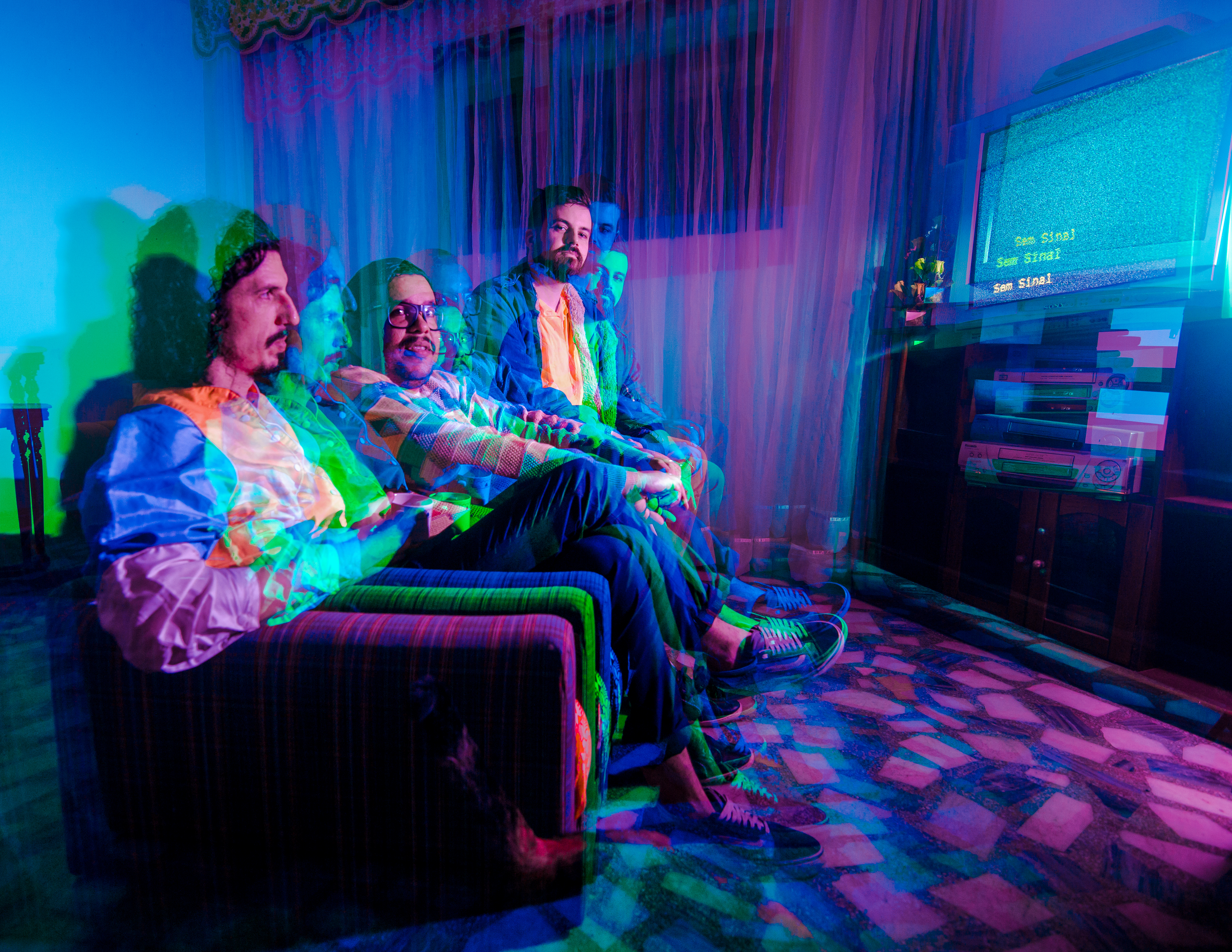 Daniel Jesi (baixo), Nildo Gonzalez (bateria) e Rieg R (voz/ sampler/ synth)