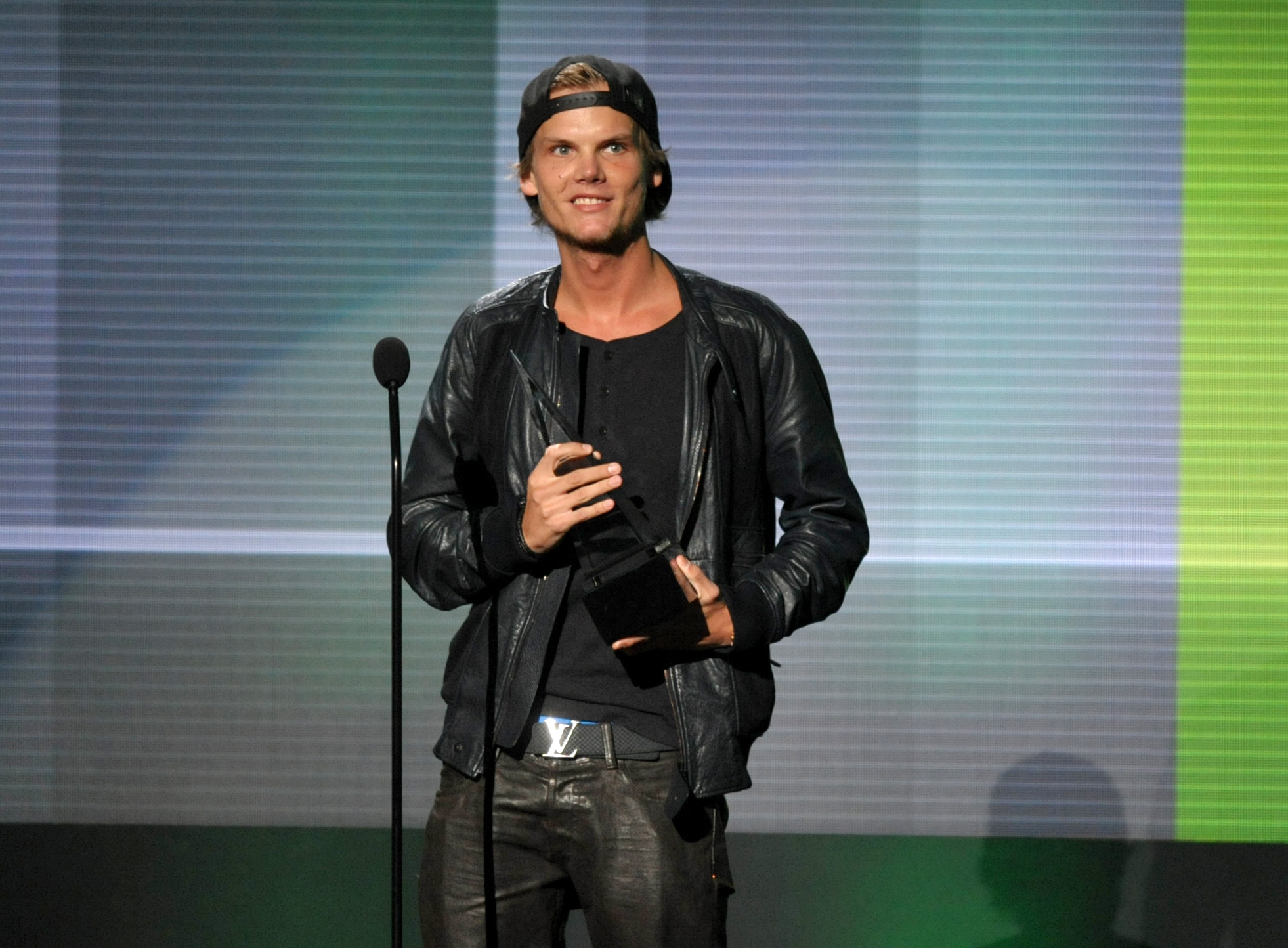 Avicii recebe o prêmio de artista favorito - dance music eletrônica no American Music Awards, em 2013, no Nokia Theatre L.A. Live, em Los Angeles