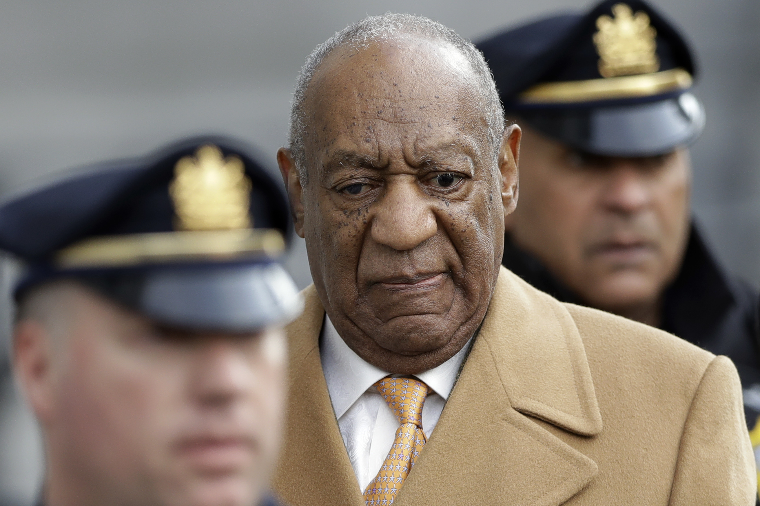 Bill Cosby deixando o tribunal em que foi julgado por assédio sexual nos Estados Unidos
