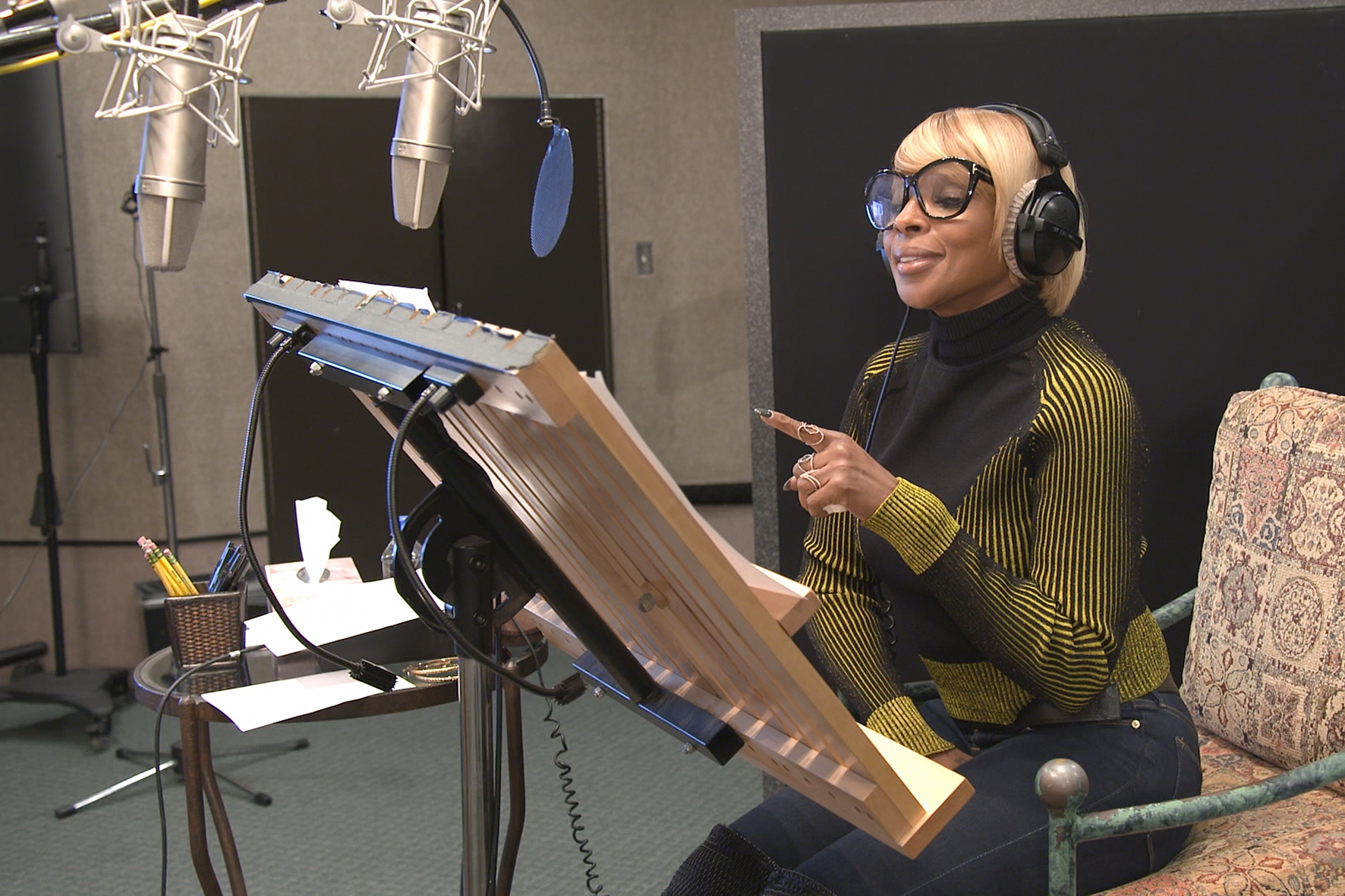 Mary J. Blige gravando vozes para a animação Gnomeu e Julieta: O Mistério do Jardim