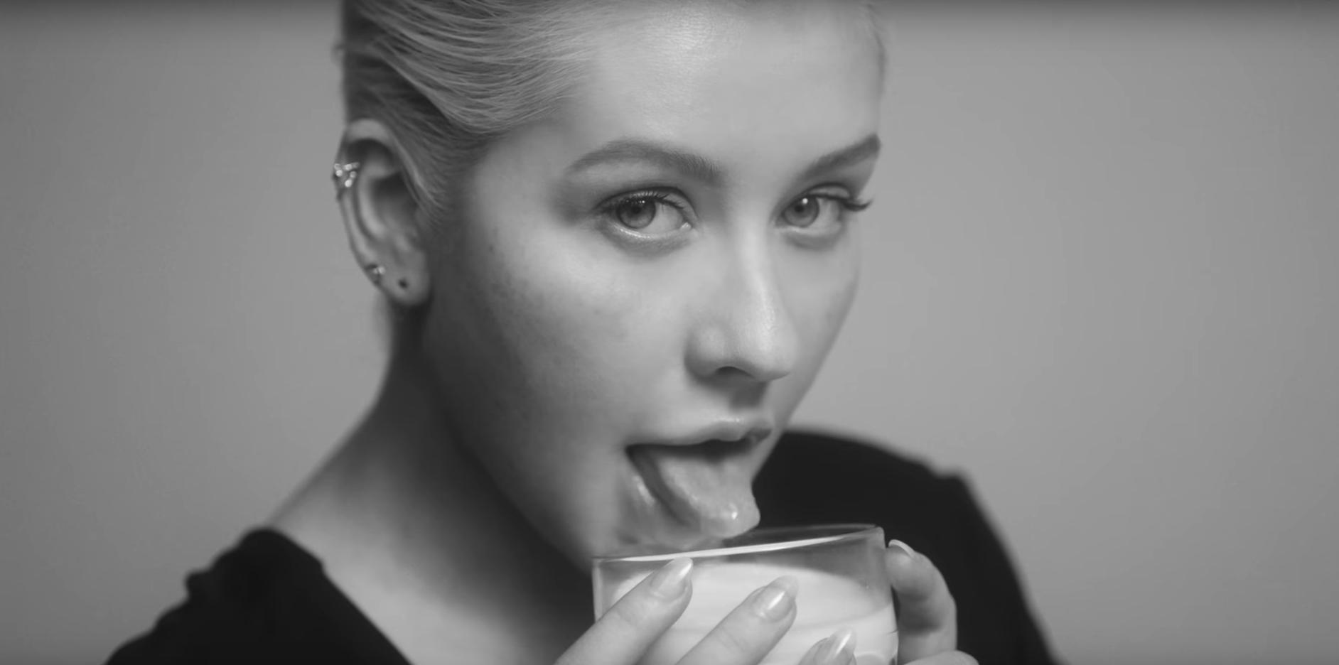 Christina Aguilera no clipe de "Accelerate"