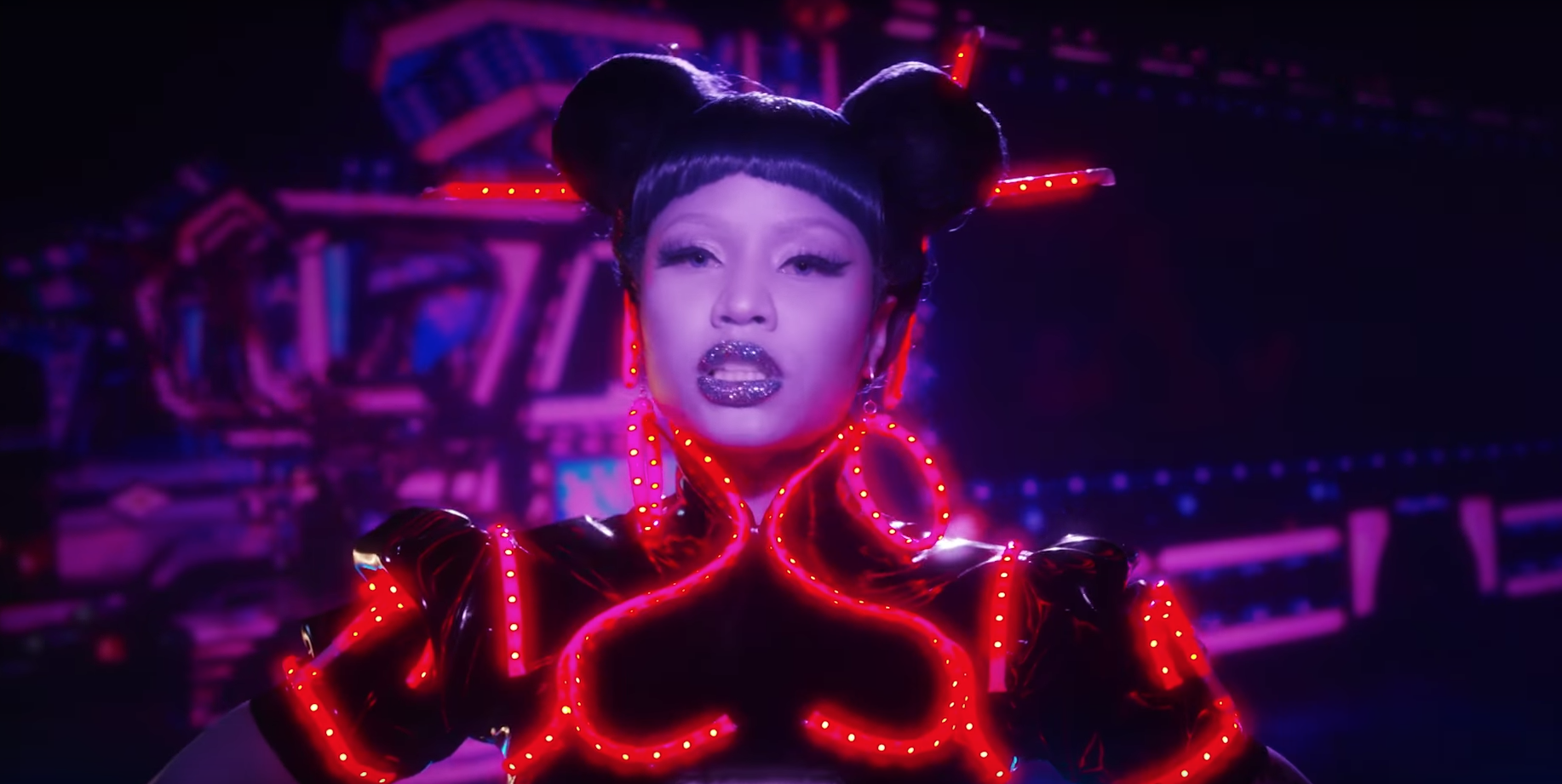 Nicki Minaj no clipe da música Chun-Li