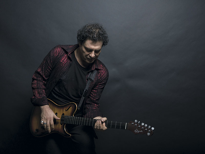 Pronto pra encarar  Com shows em formatos diferentes, novas composições, ações pela classe artística e a volta ao posto de produtor, a vida de Frejat pós-Barão Vermelho está ainda mais atribulada do que antes