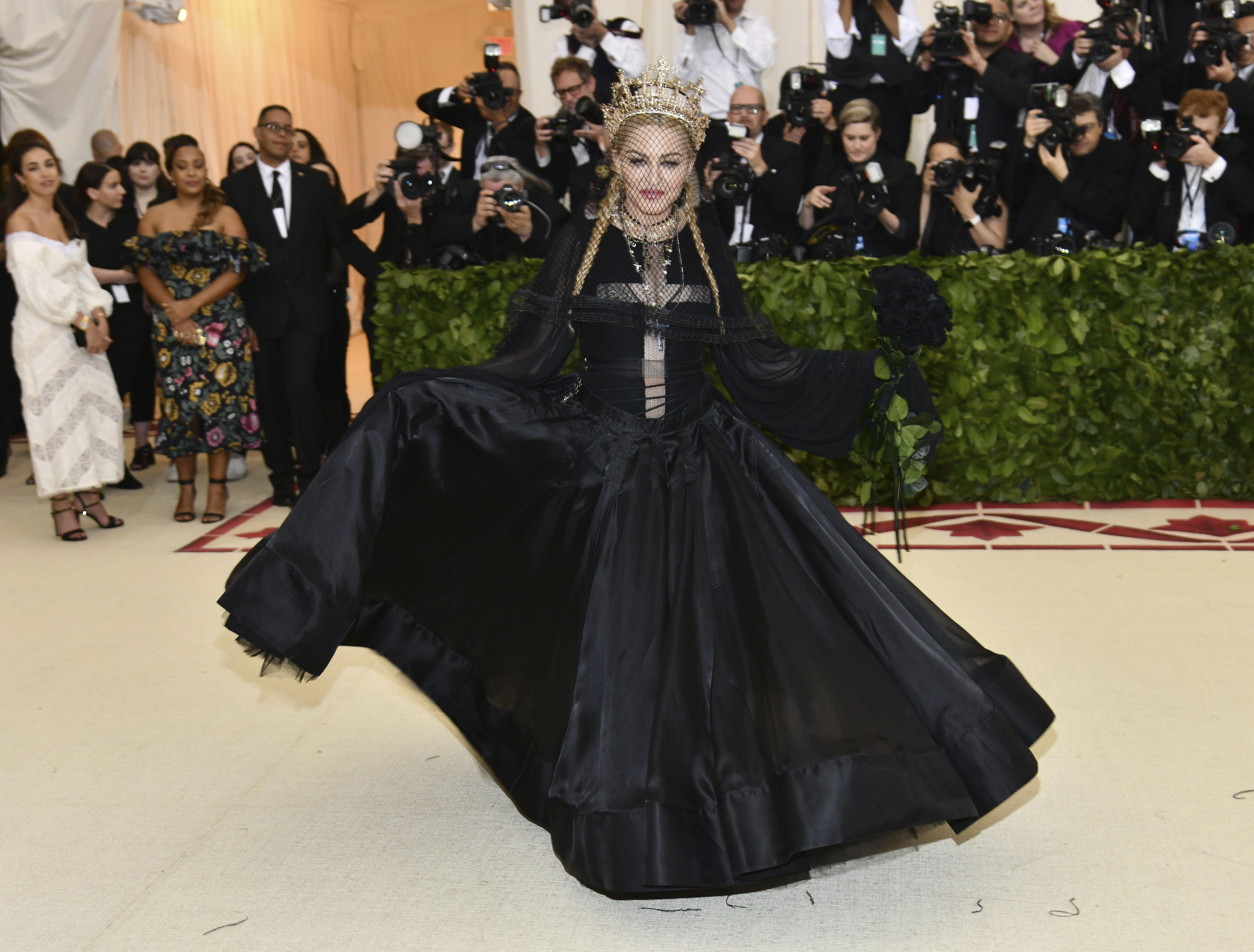 Madonna no tapete vermelho do Met Gala 2018