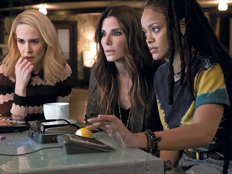 Criminosas Espertas  Sarah, Sandra Bullock e Rihanna armando em Oito Mulheres e um Segredo