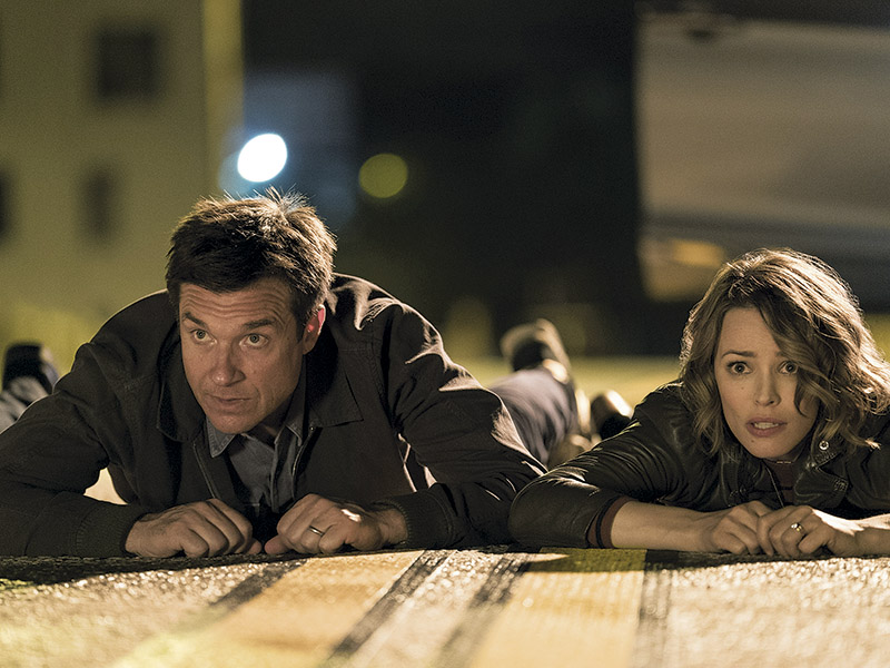 Rastejando  Jason Bateman e Rachel McAdams em cena de A Noite do Jogo