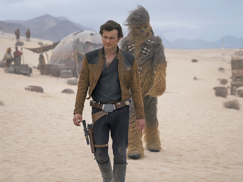 Desde Jovens  Chewbacca (Joonas Suotamo) segue Han Solo (Alden Ehrenreich) no filme que conta a história de como os personagens se conheceram