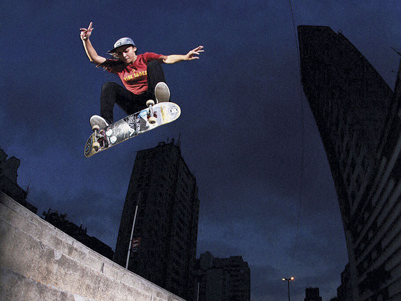 Monica em ação: switch stance heel flip na Praça Roosevelt, em São Paulo