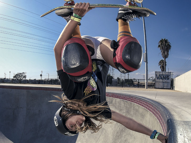 Dora em meio a uma manobra chamada backsinde invert