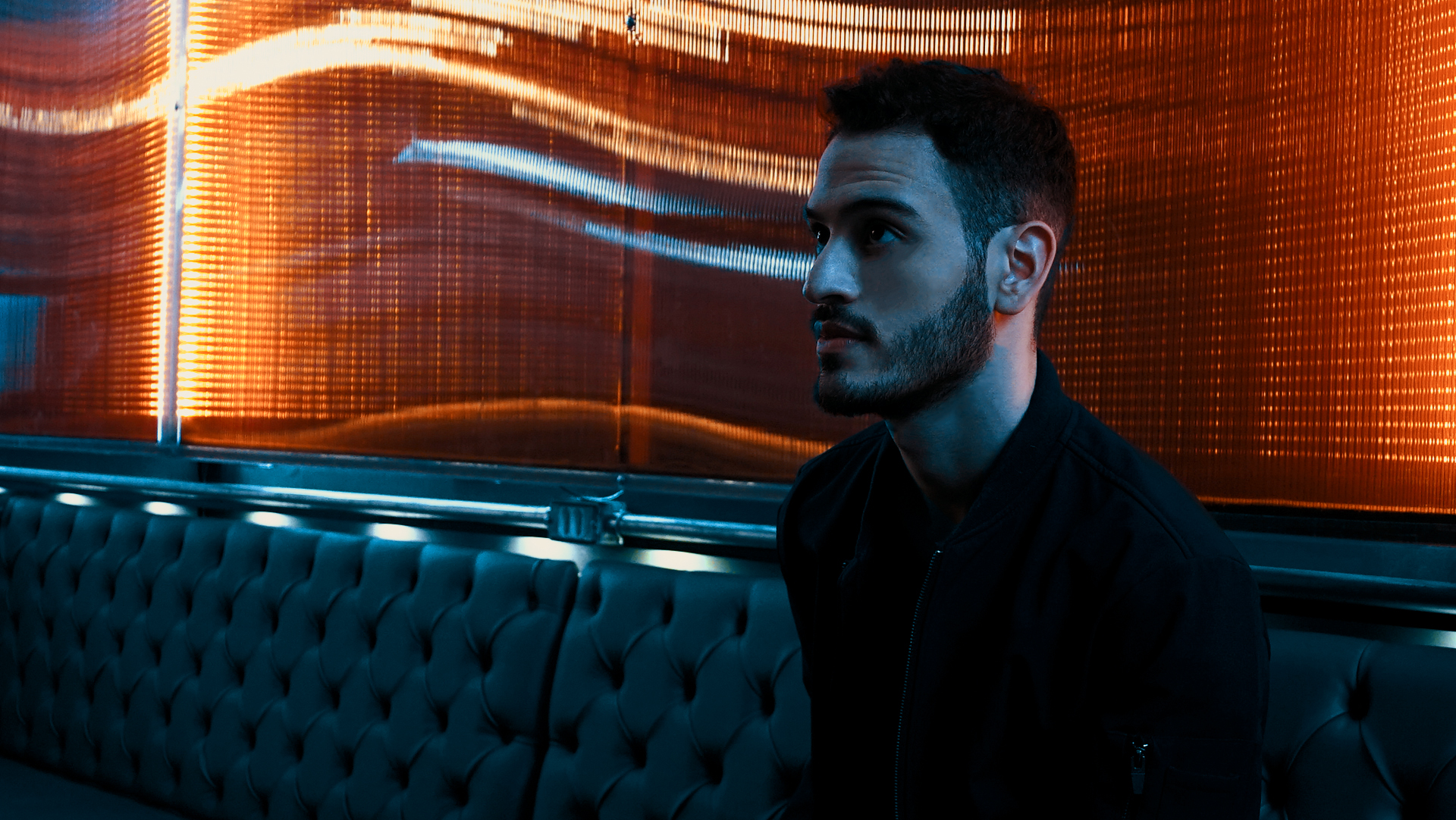 Phillip Nut em cena do clipe "apenas amigos"/"Surtar!"